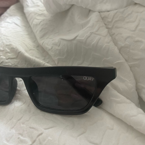 Authentic QUAY sunglasses - Picture 2 of 4